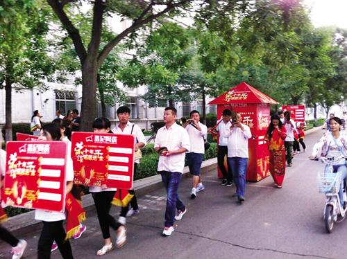 商家抬花轎做廣告 商家抬花轎做廣告