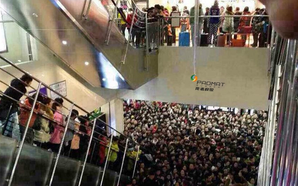 商家送禮品鼠標墊 數萬市民爭搶